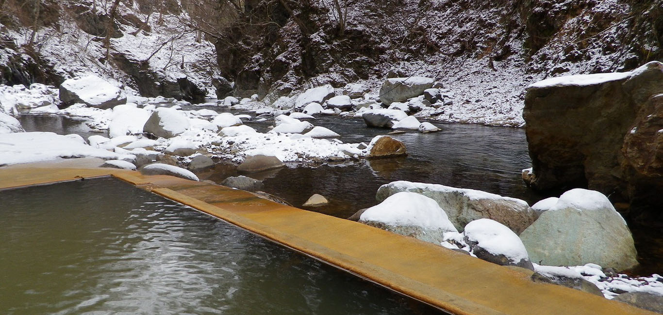 冬の川岸露天風呂